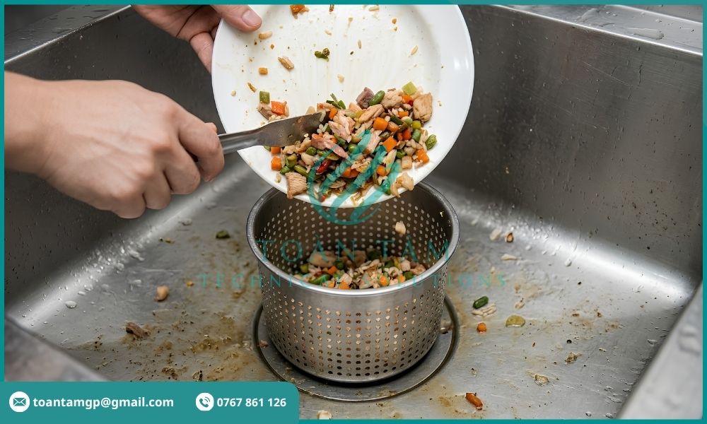 Loại bỏ thức ăn thừa và rác trước khi rửa