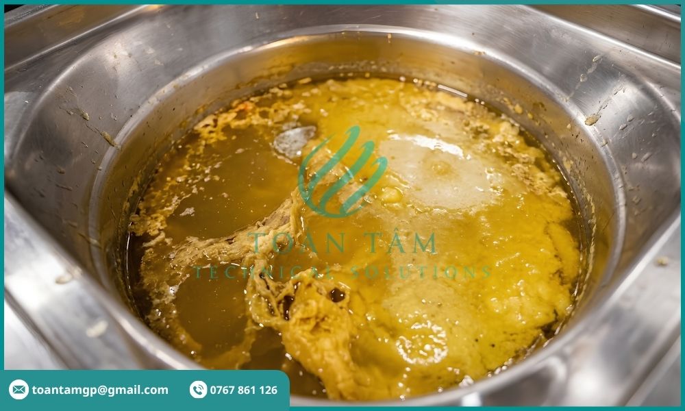 Dầu mỡ tự do nổi trên bề mặt nước