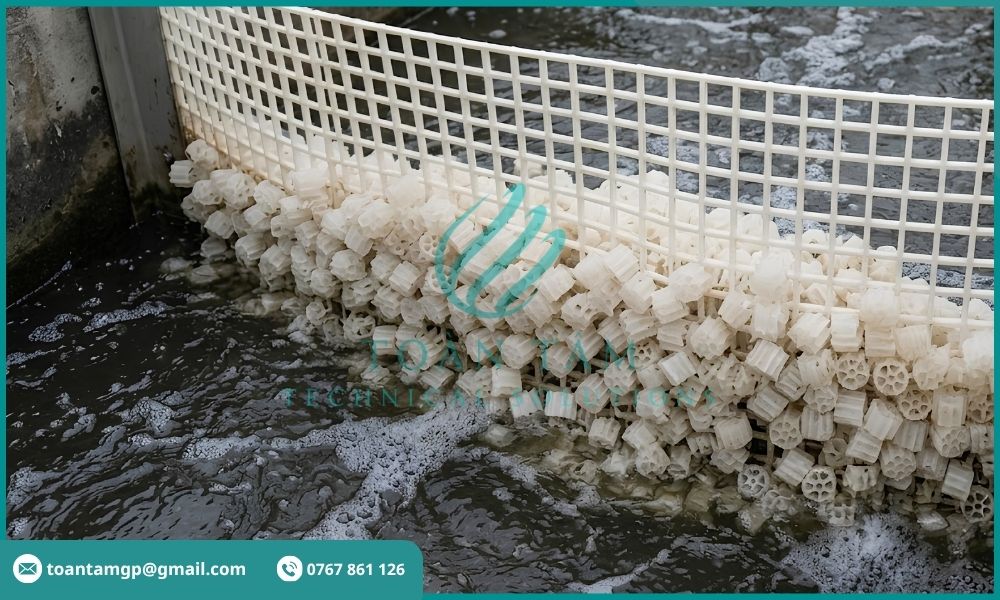 Giá thể MBBR bị dồn về khu vực tấm chắn
