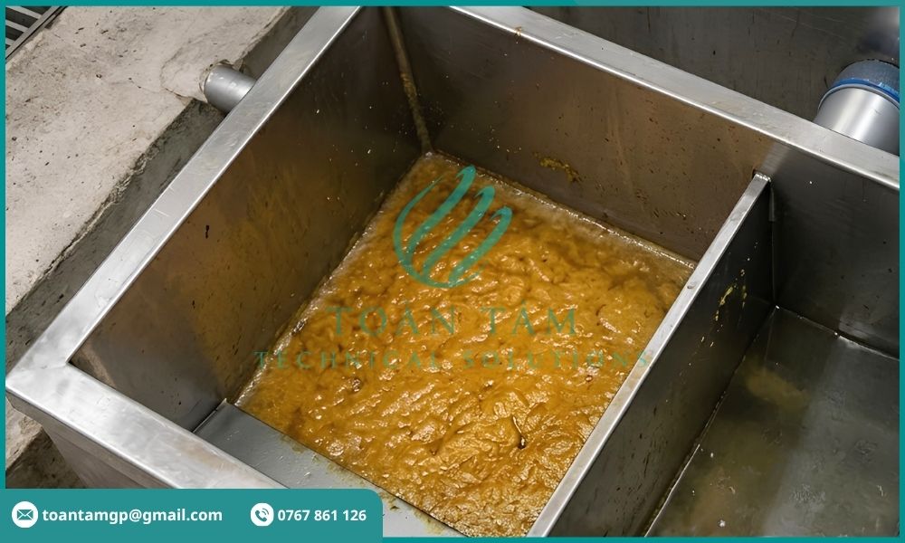 Ngăn giữ dầu mỡ trong bể tách mỡ