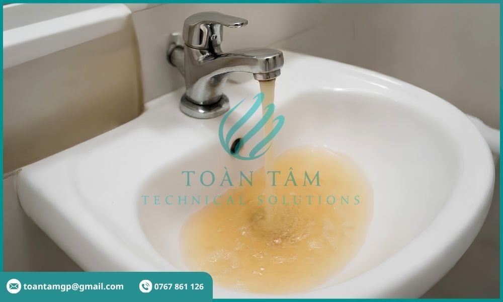 Nước nhiễm sắt màu vàng nâu