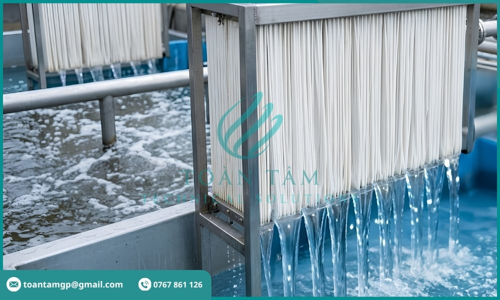 Nước permeate đi qua các sợi màng