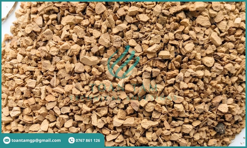Cát mangan chứa nhiều bụi và vụn rác