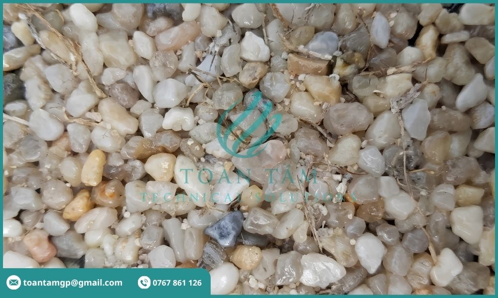 Cát thạch anh trộn lẫn với vụn rác