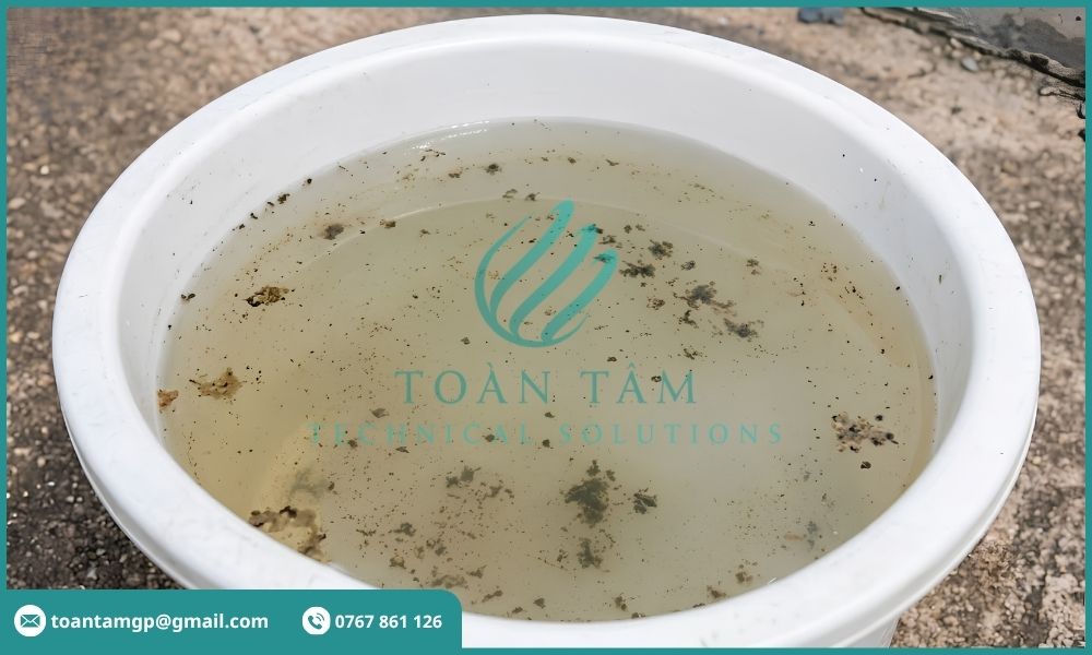 Mẫu nước đục nhẹ chứa nhiều cặn bẩn