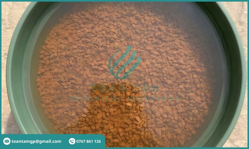 Rửa cát mangan trong chậu