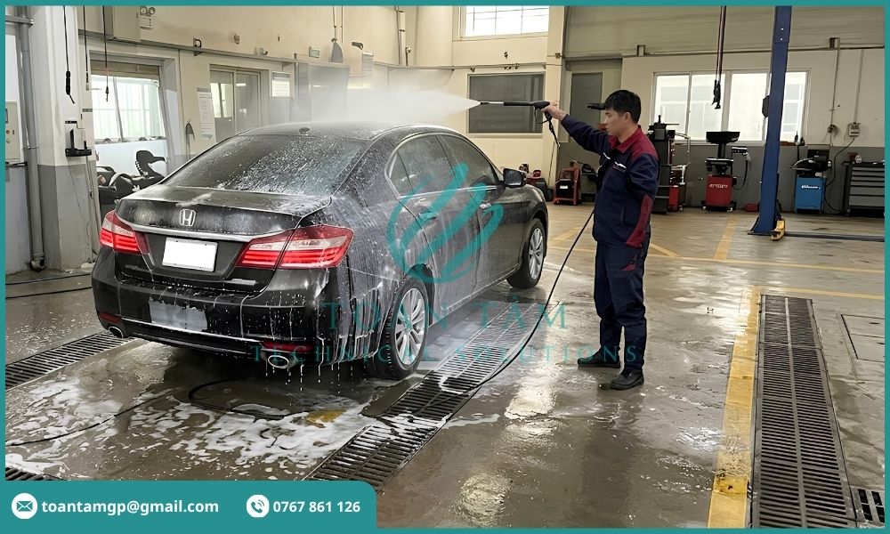 Rửa xe ô tô bằng vòi áp lực cao
